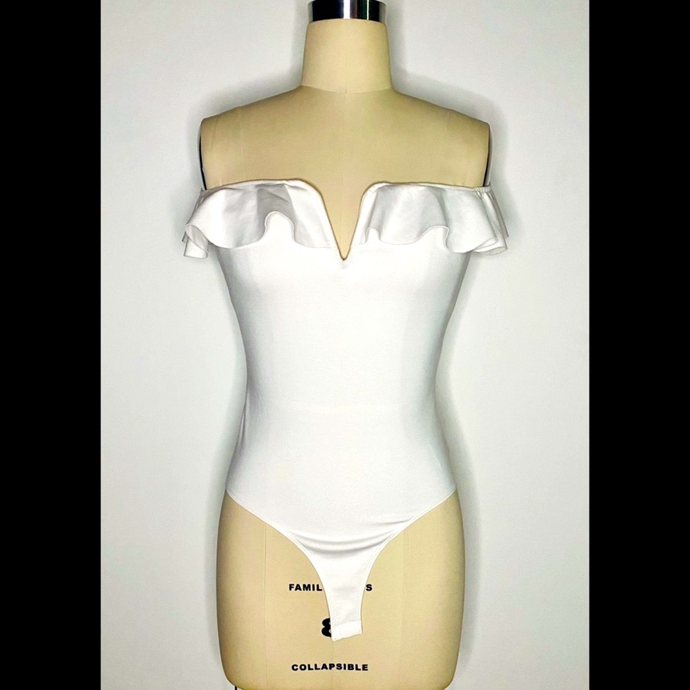 GUESS White Off-Shoulder Ruffle Stretch Bodysuit